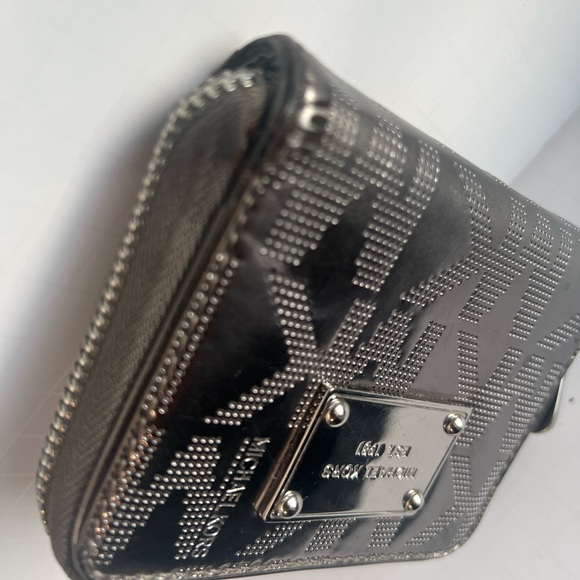 Michael  Kors Jet Set patent logo debossed zip-around wallet. SILVER METALLIC - Picture 11 of 12